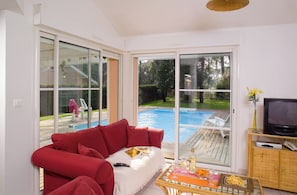 50-inch TV with cable channels, fireplace - Madame Vacances Villas Aquitaine (Moliets-et-Maa)