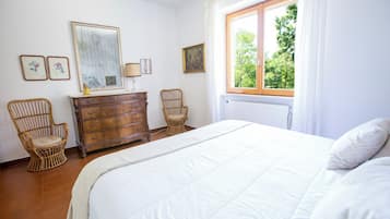2 slaapkamers, een bureau, een strijkplank/strijkijzer, reisbedje