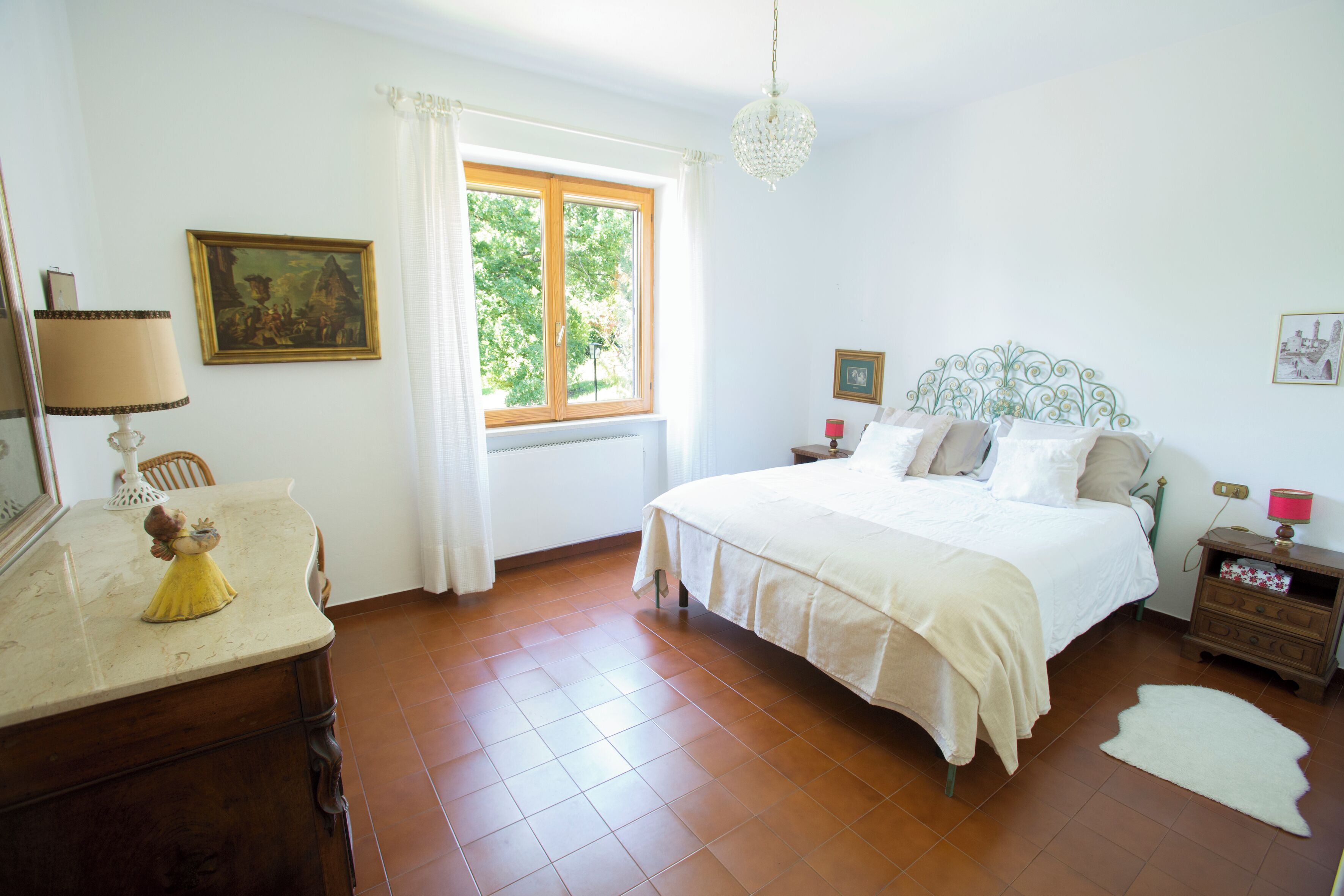 2 quartos, escrivaninha, ferros/tábuas de passar roupa, berço de viagem