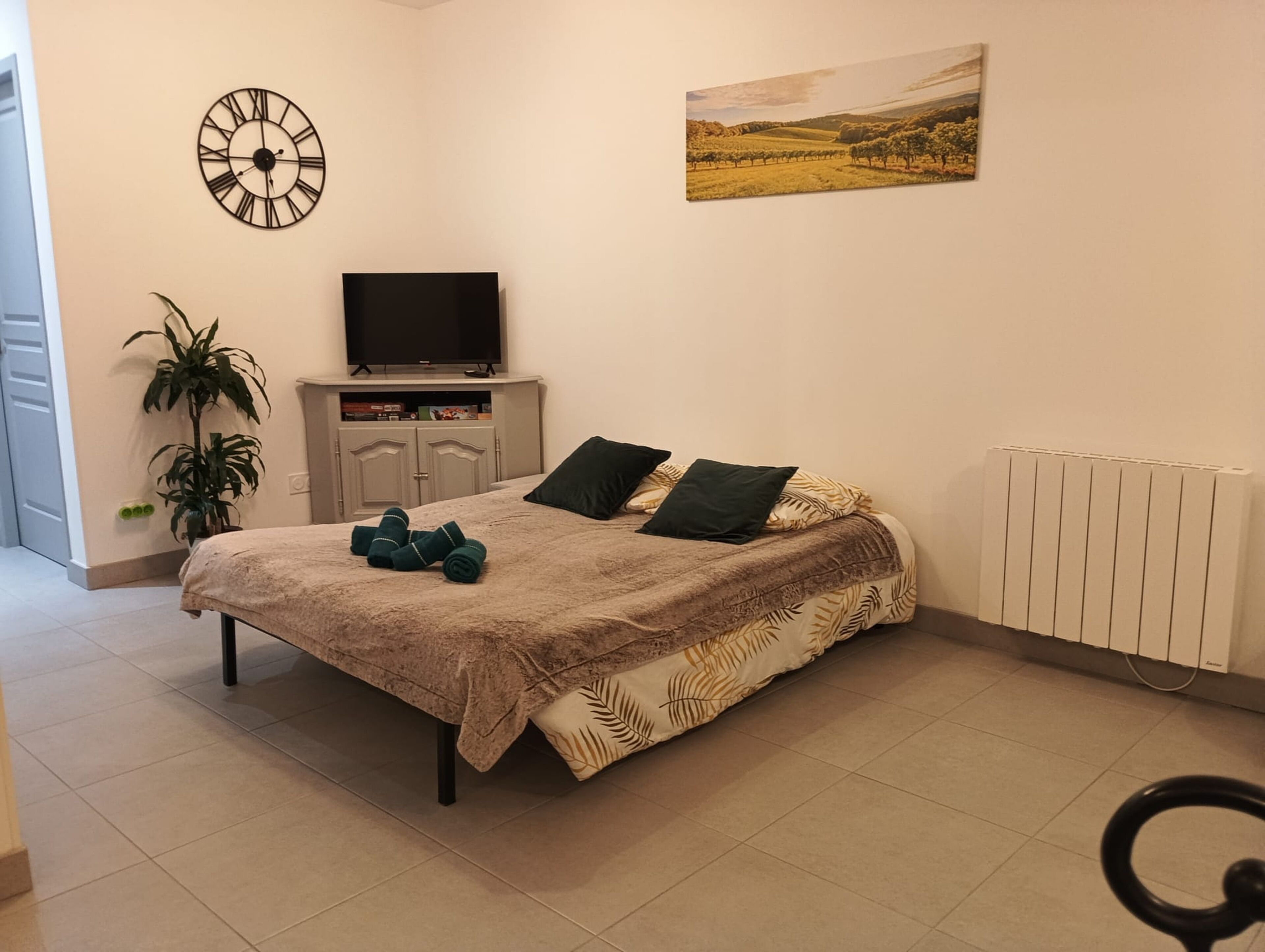 2 habitaciones, tabla de planchar con plancha y cuna de viaje 