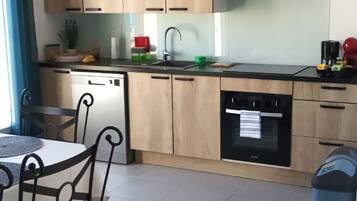 Een koelkast, een magnetron, een oven, een kookplaat