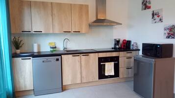 Een koelkast, een microgolfoven, een oven, een kookplaat