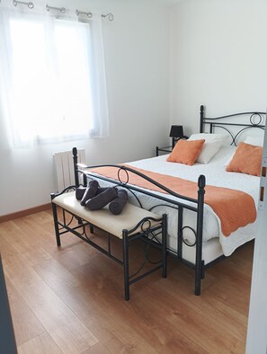 2 bedrooms, iron/ironing board, travel cot, free WiFi