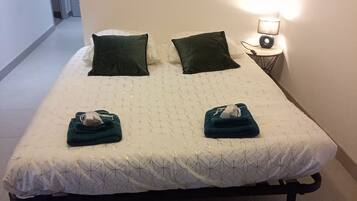 2 slaapkamers, een strijkplank/strijkijzer, reisbedje, gratis wifi