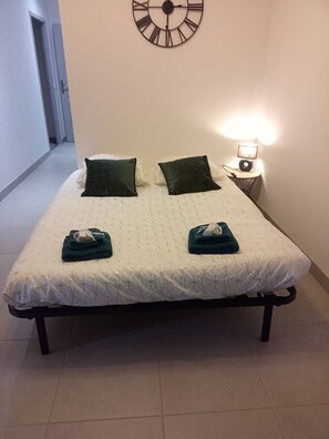 2 slaapkamers, een strijkplank/strijkijzer, reisbedje, gratis wifi