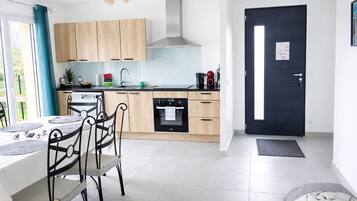 Frigorífico, microondas, horno y placa de cocina