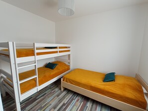 2 slaapkamers, een strijkplank/strijkijzer, reisbedje, wifi