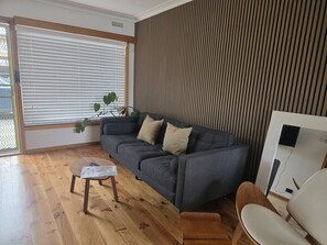 TV, books - Freshly Renovated Comfort in Ballarat CBD (Ballarat Central)