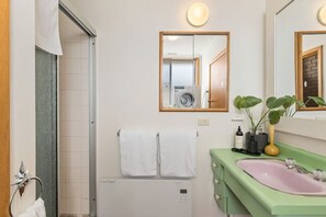 Sèche-cheveux, serviettes fournies