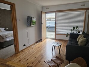 1 bedroom, desk, iron/ironing board, free WiFi - Freshly Renovated Comfort in Ballarat CBD (Ballarat Central)
