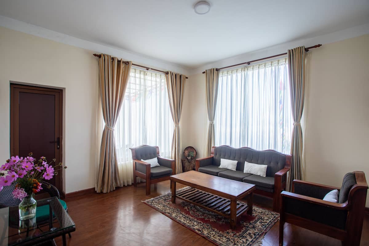 1 habitación, escritorio y ropa de cama