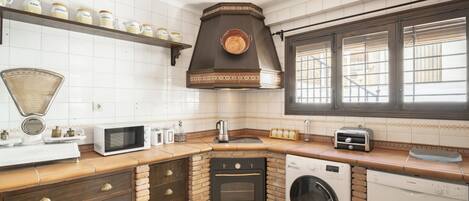 Micro-ondes, four, cafetière/bouilloire, grille-pain