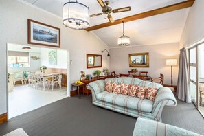 Smart TV, fireplace - The Farmhouse On Church (Greytown)