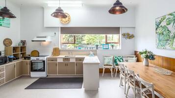 Jääkaappi, mikroaaltouuni, uuni, liesi