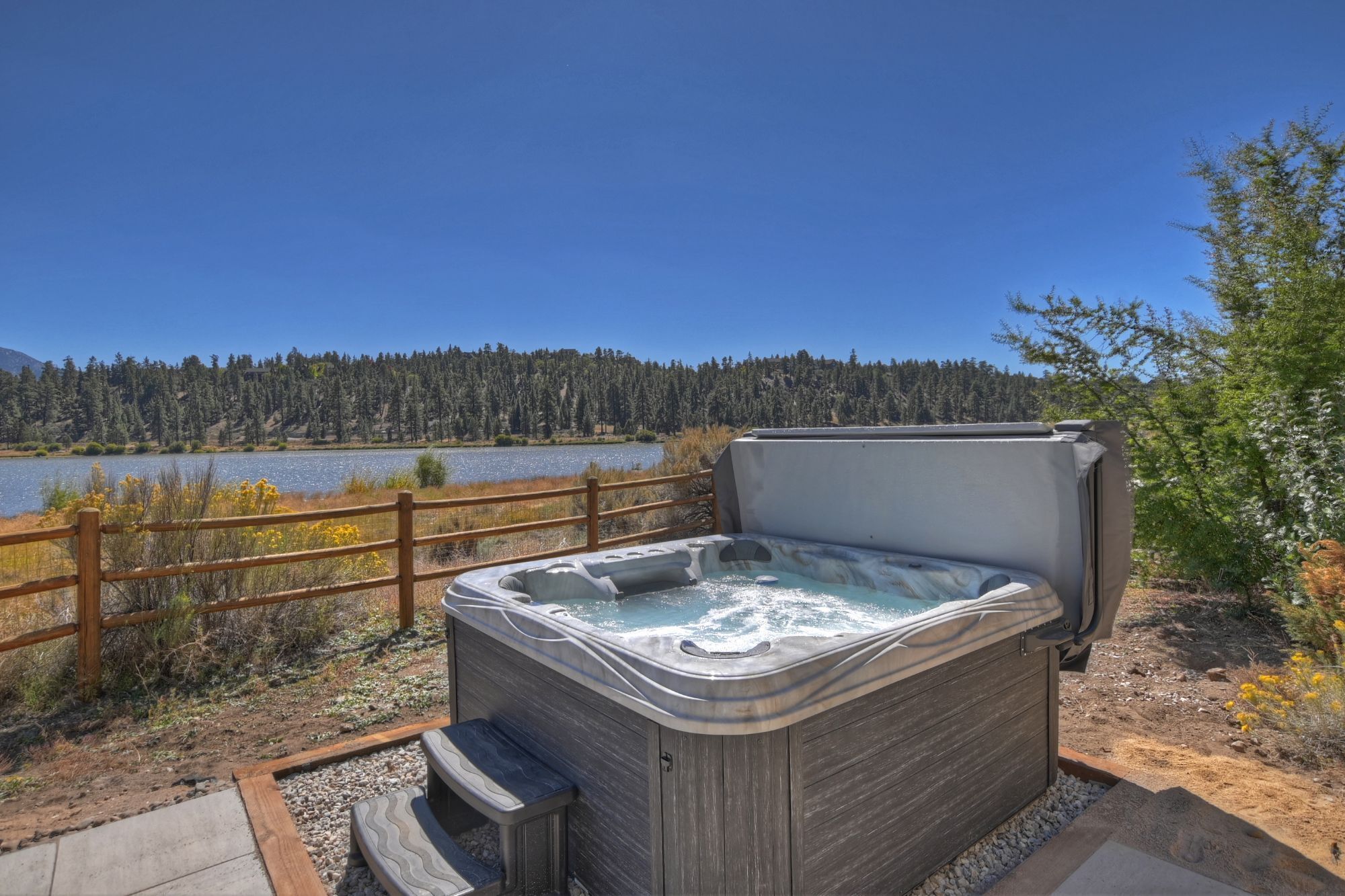 Big Bear Hacienda By Destination Big Bear:Views of Bakers Pond! Shuffleboard! Hot Tub!