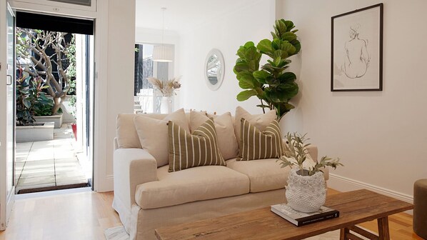 Smart TV - Impeccably designed 3 bedroom home with courtyard and garage parking (Paddington)