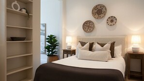 3 bedrooms, desk, iron/ironing board, free WiFi - Impeccably designed 3 bedroom home with courtyard and garage parking (Paddington)