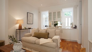 Smart TV - Impeccably designed 3 bedroom home with courtyard and garage parking (Paddington)