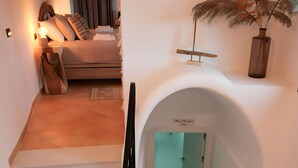 A staircase leading to a bedroom with a bed, a nightstand, and a lamp. - La Piña Verde (Estepona)