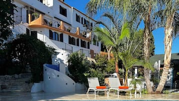 Piscine extérieure, parasols de plage, chaises longues