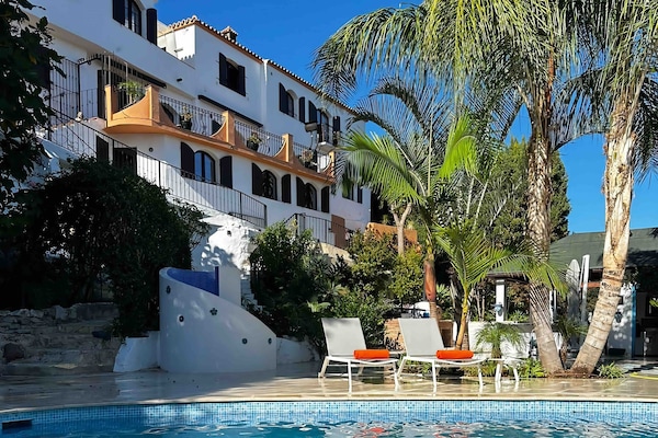 Piscina a l'aire lliure, para-sols i gandules