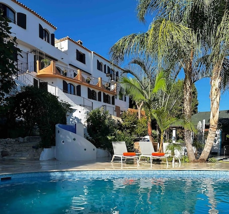 Outdoor pool, pool umbrellas, sun loungers