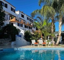 室外游泳池，池畔遮阳伞，日光浴躺椅