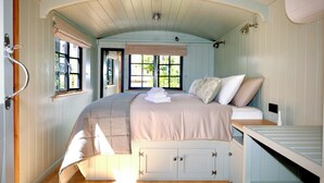 A bedroom with a bed, a window, and a door. - La Piña Verde (Estepona)