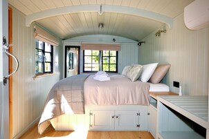 奢华双人房 | 高档床上用品、记忆海绵床垫、客房内保险箱、特色装修