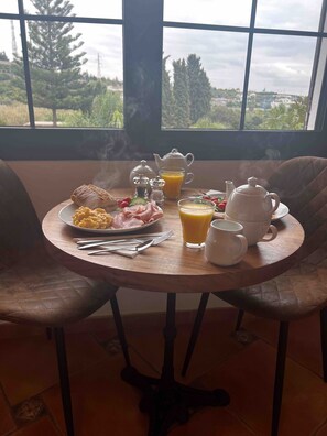 Petit déjeuner préparé à la commande compris tous les jours