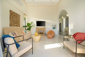 Smart TV, chimenea y impresora