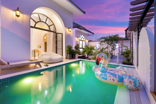 Luxury Villa with amazing swimming pool and large garden 5’ to Han river & beach