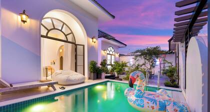 Luxury Villa with amazing swimming pool and large garden 5’ to Han river & beach