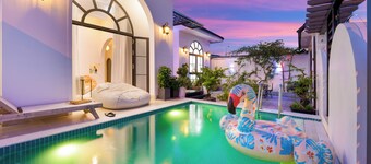 Luxury Villa with amazing swimming pool and large garden 5’ to Han river & beach