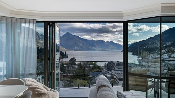 Interior - NEW! Sunset Views | Queenstown Central | Lake & Mountain View (Queenstown)