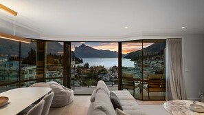 Smart TV, fireplace - NEW! Sunset Views | Queenstown Central | Lake & Mountain View (Queenstown)