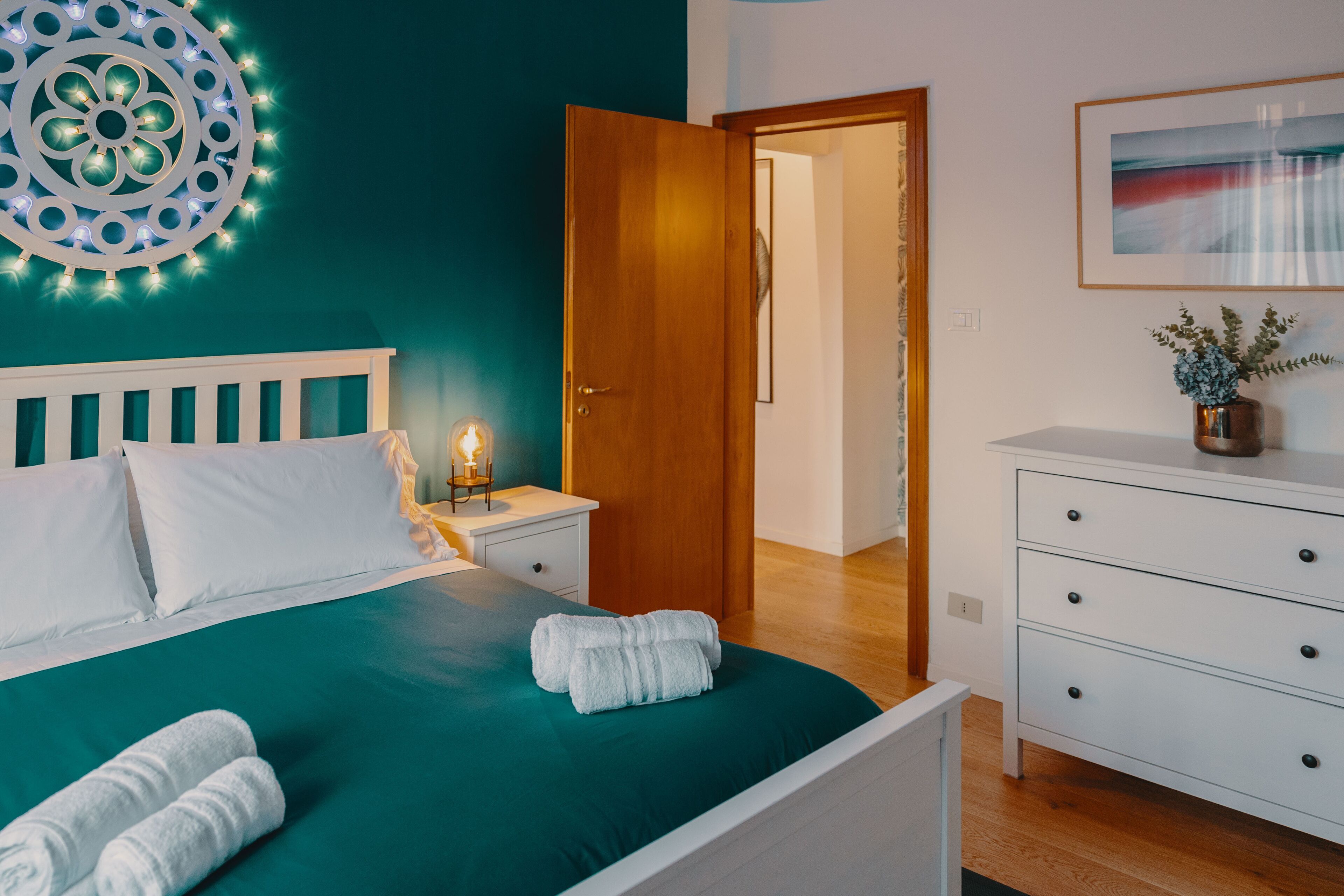 1 chambre, bureau, fer et planche à repasser, lit parapluie