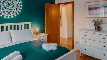 1 chambre, bureau, fer et planche Ă repasser, lit parapluie