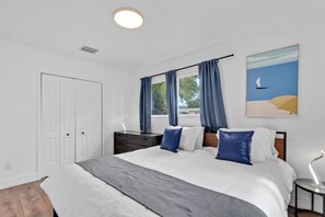 3 bedrooms, iron/ironing board, free WiFi, bed sheets - Escape to Private Poolside Bliss (Hollywood)
