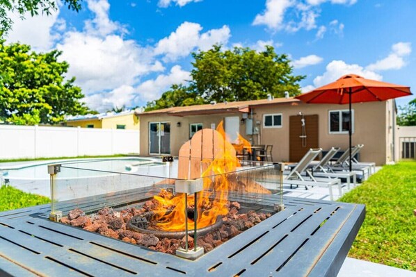 Property grounds - Escape to Private Poolside Bliss (Hollywood)