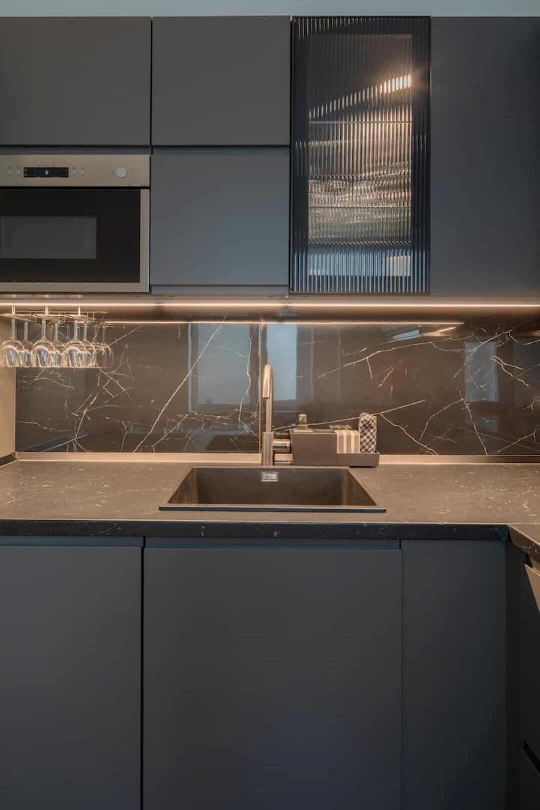 Kylskåp, mikrovågsugn, spishäll och diskmaskin