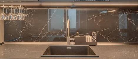 Kylskåp, mikrovågsugn, spishäll och diskmaskin