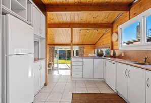 Kitchen - Highfield Ride - Spa Pool, Ride the Redwoods (Rotorua)