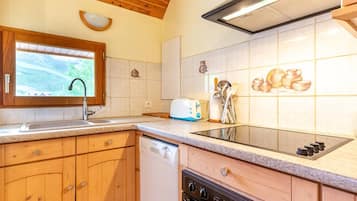 Four, lave-vaisselle, cafetiĂšre/bouilloire, grille-pain