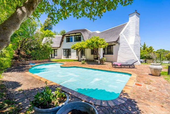 Pool - Private Studio with Kitchenette including Breakfast (Cape Town)