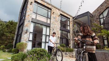 Un edificio de piedra con ventanas grandes y una bicicleta al frente.