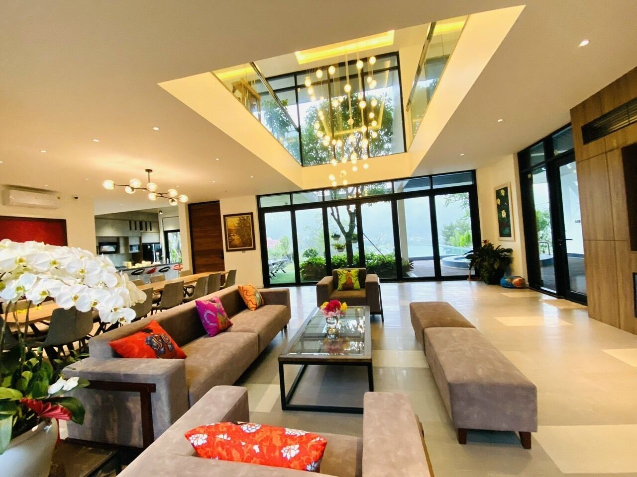 Villa ejecutiva | Zona de estar | Televisión LED de 42 pulgadas con canales por cable