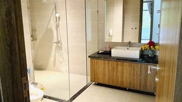 Biệt thự Executive | Phòng tắm | Buồng tắm vòi sen, vòi sen phun mưa, máy sấy tóc, khăn tắm