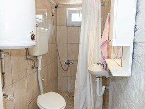 Bruser, brusehoved med spredningseffekt, hårtørrer, håndklæder