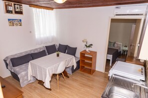 Frigorifero, microonde, piano cottura, bollitore elettrico